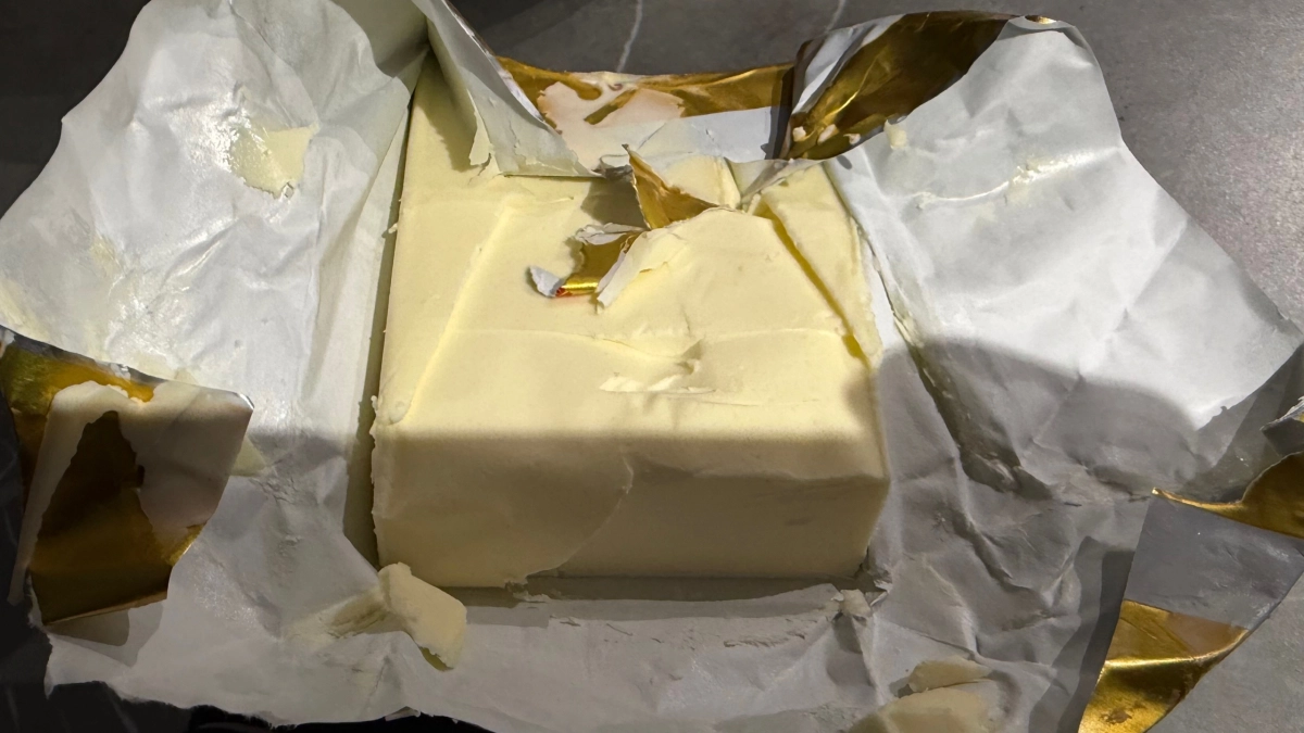 «К бабкам больше ни ногой»: купил деревенское масло за 1000 рублей и сравнил с дешёвым из магазина. Результат удивил