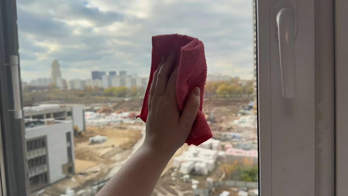 Ошибка, которая бесит всех соседей: почему нельзя мыть пластиковые окна привычным способом