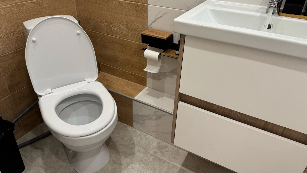 Старый сантехник раскрыл секрет: залейте это в унитаз на ночь — утром он засияет белее снега