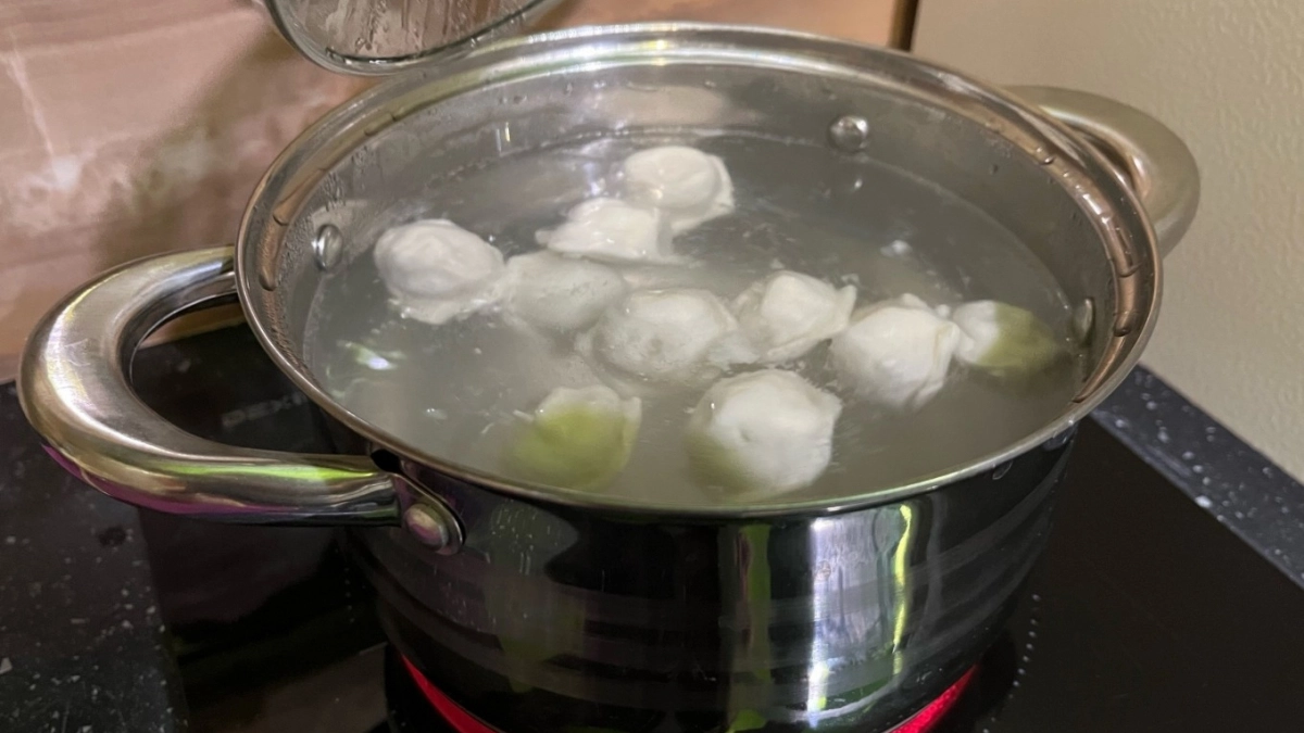 Узнала у повара 1 хитрость - и теперь пельмени сочнейшие: этот ингредиент даже покупать не надо