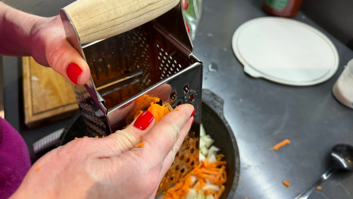 Почему лук и морковь не жарят вместе? Секрет, который раскроет вкус любого блюда — вы удивитесь, когда узнаете