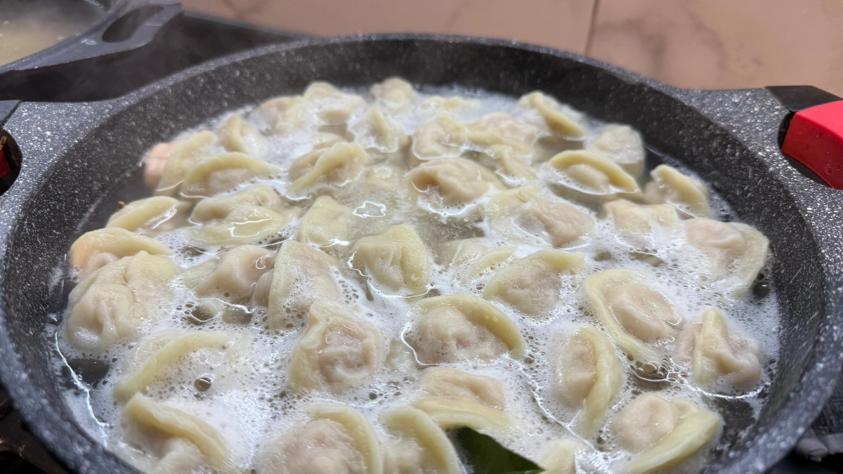 Никогда не варю пельмени, не сделав этого: зачем опытные хозяйки моют их перед варкой — и вы начнёте так делать