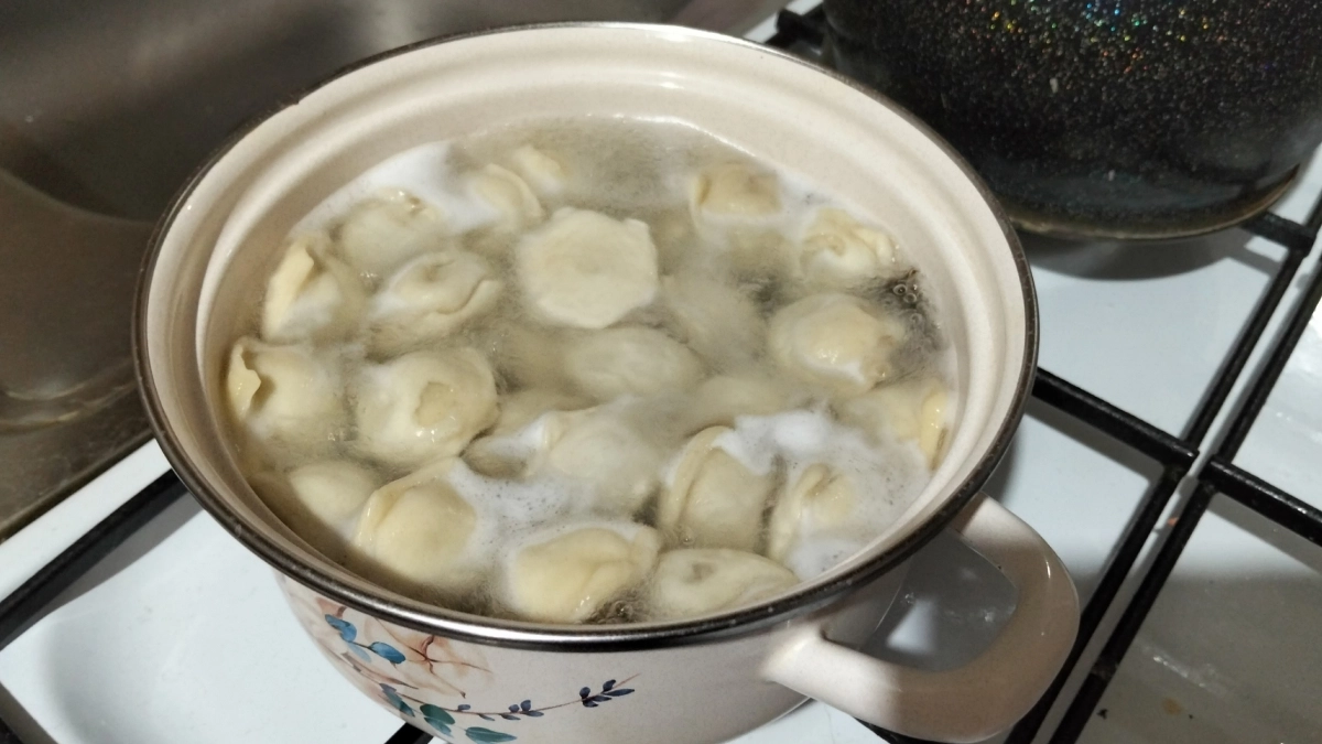 Никогда не ела таких вкусных пельменей, а ведь это просто дешевый магазинный полуфабрикат — делюсь секретом