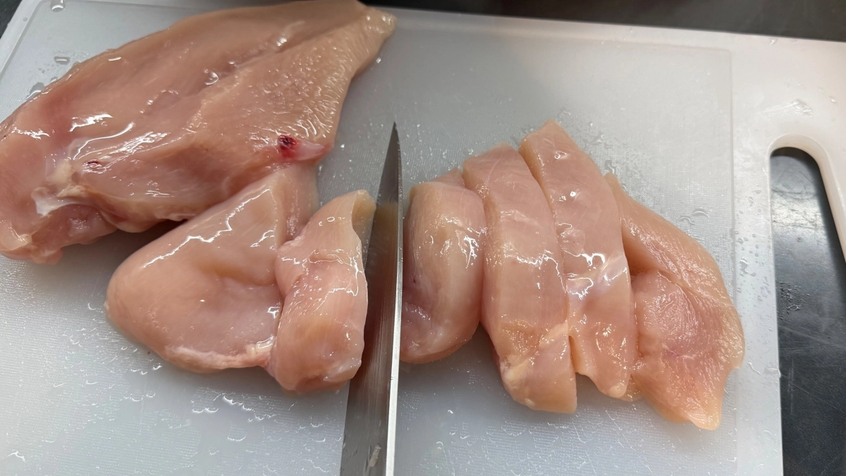 «Деревенская» или химическая: почему куры с желтой кожей — это большой обман, на котором наживаются производители