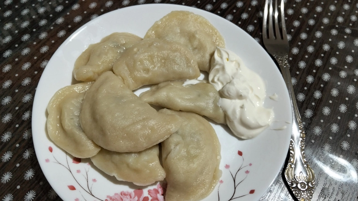 Тесто для вареников, которое не рвется и тает во рту: 3 бюджетные добавки, о которых молчат повара