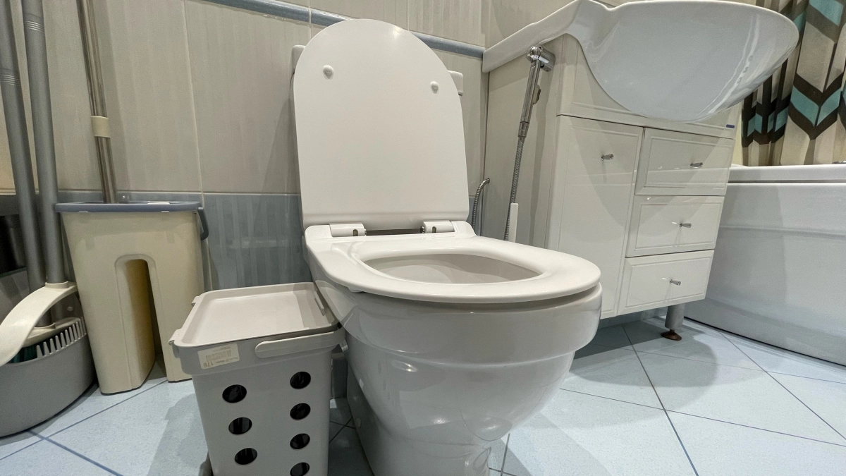 Унитаз белее снега — а я даже ёршик не брала: просто залила йод с содой на ночь — только неопытные хозяйки не знают этого способа