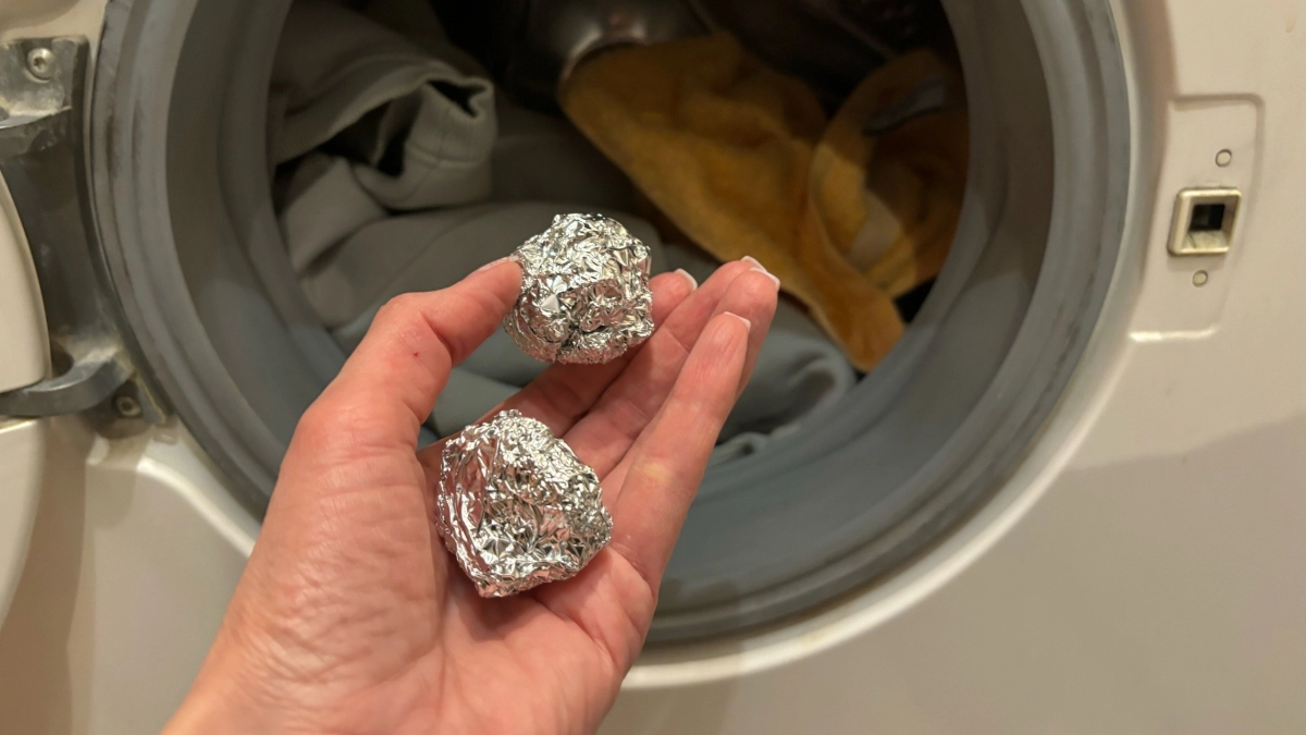 Бросьте фольгу в стиральную машинку. Узнала, что всю жизнь стирала вещи неправильно. Теперь всё сияет даже без порошка