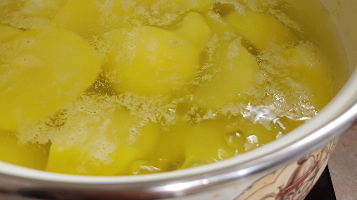 Никогда не выливаю отвар из-под картошки: соседка-бабушка научила делать тесто мягче пуха — пироги исчезают за минуту