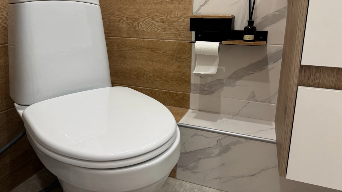 Нанесите средство на ткань и протрите сиденье унитаза. Оно станет белым, как новое