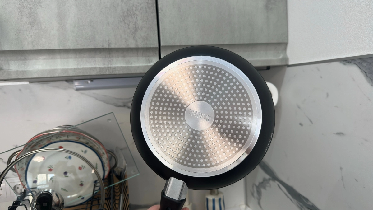 Способ «Два стакана»: отмываю грязную посуду без дорогой химии и жестких губок - даже самые старые сковородки засияют