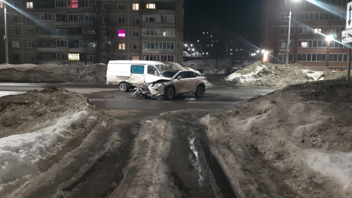 "Газель" смяла дорогую иномарку на проспекте Россия в Кирово-Чепецке