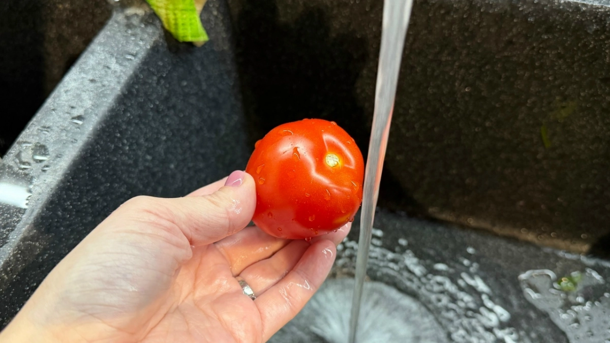 Куда положить магазинские помидоры, чтобы они стали как с грядки: бабушкин метод, который работает безотказно