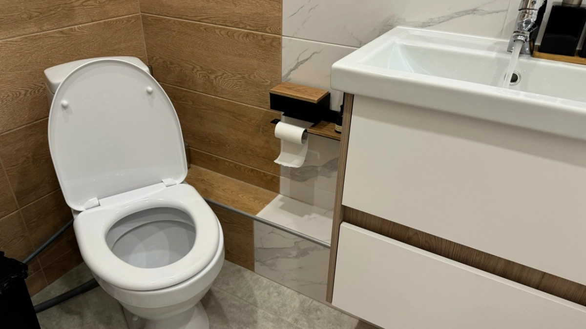 Не сода и не соль: закиньте это в унитаз перед сном — и забудьте о ржавчине и налете навсегда