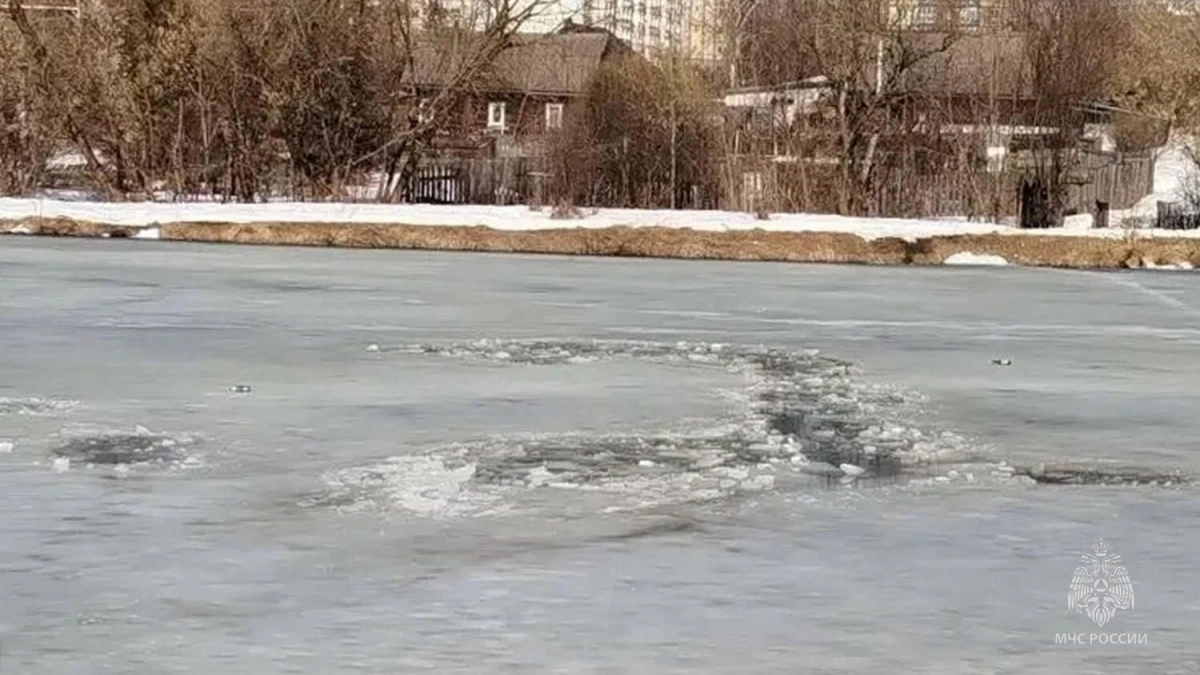 В Кирове очевидцы спасли двух школьниц, провалившихся под лед