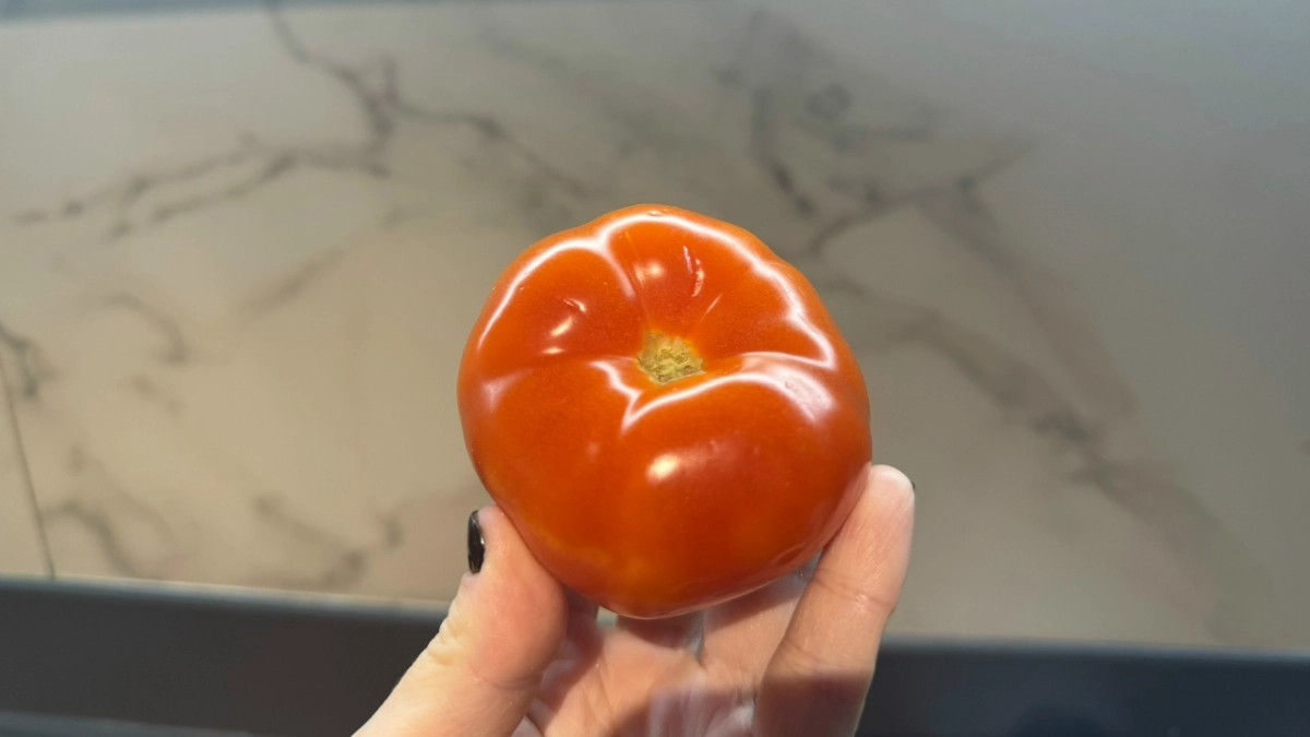 Не кладите помидоры в холодильник: соседка научила, как несколько месяцев сохранить их свежими