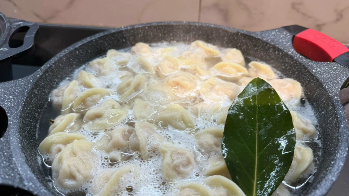 Секрет быстрых пельменей: 1 лист теста, стакан и начинка — леплю за 10 минут, руки чистые