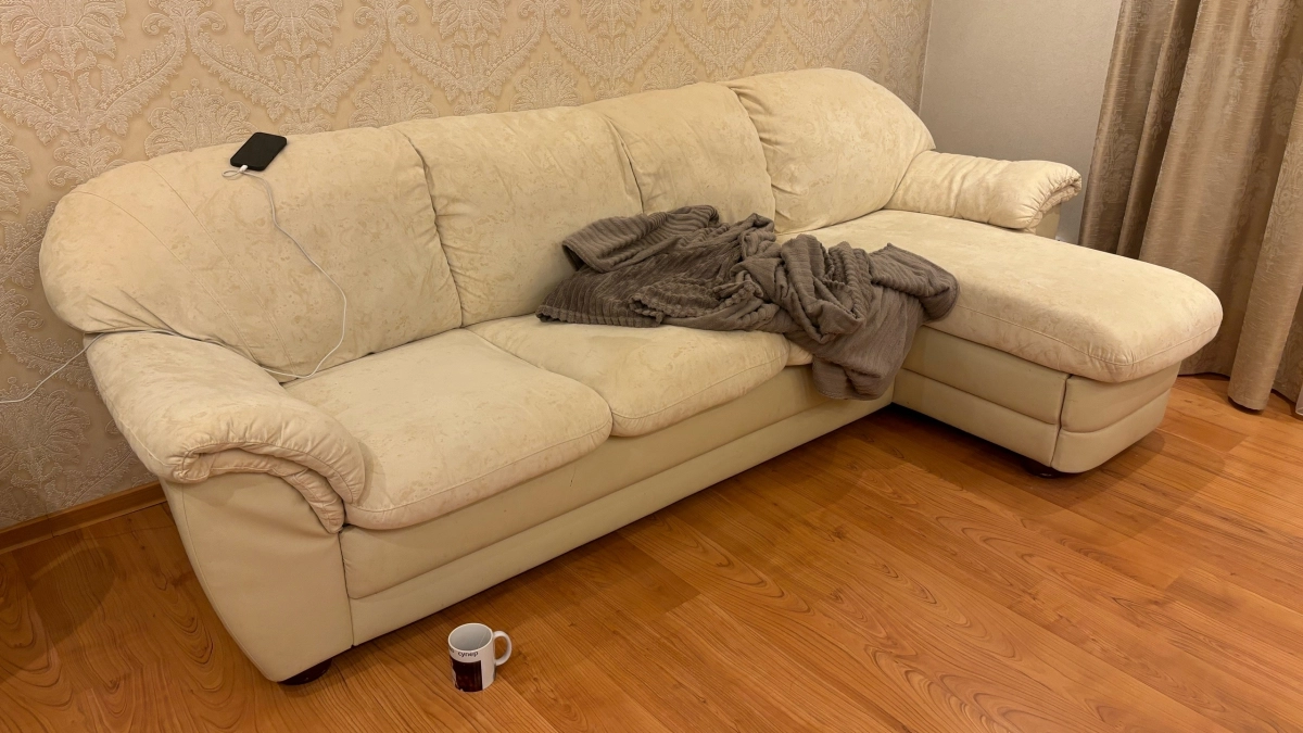 Угловой диван больше не в моде: 5 антитрендов мягкой мебели, которые делают вашу квартиру «колхозной»