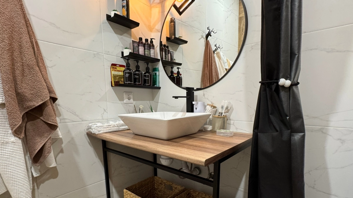  До скрипа отмываю окна, зеркала и другие поверхности, используя простое домашнее средство: рассказываю, как я его делаю