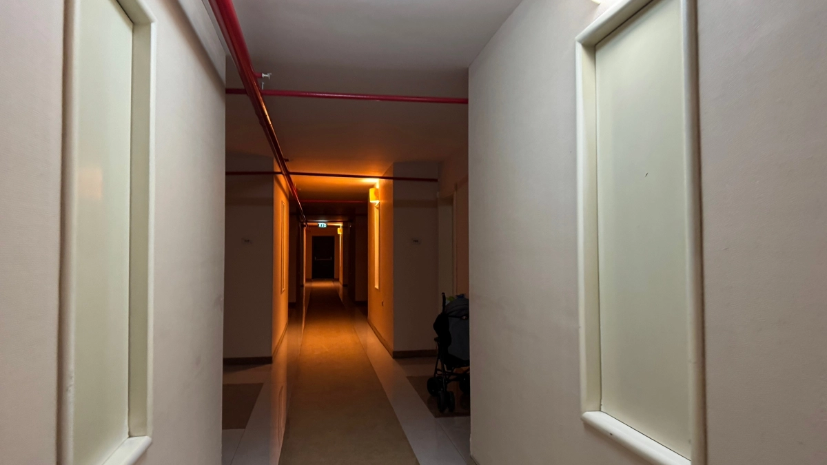 Коридор-пенал больше не проблема: 8 дизайнерских приёмов, которые визуально расширят пространство и добавят функциональности