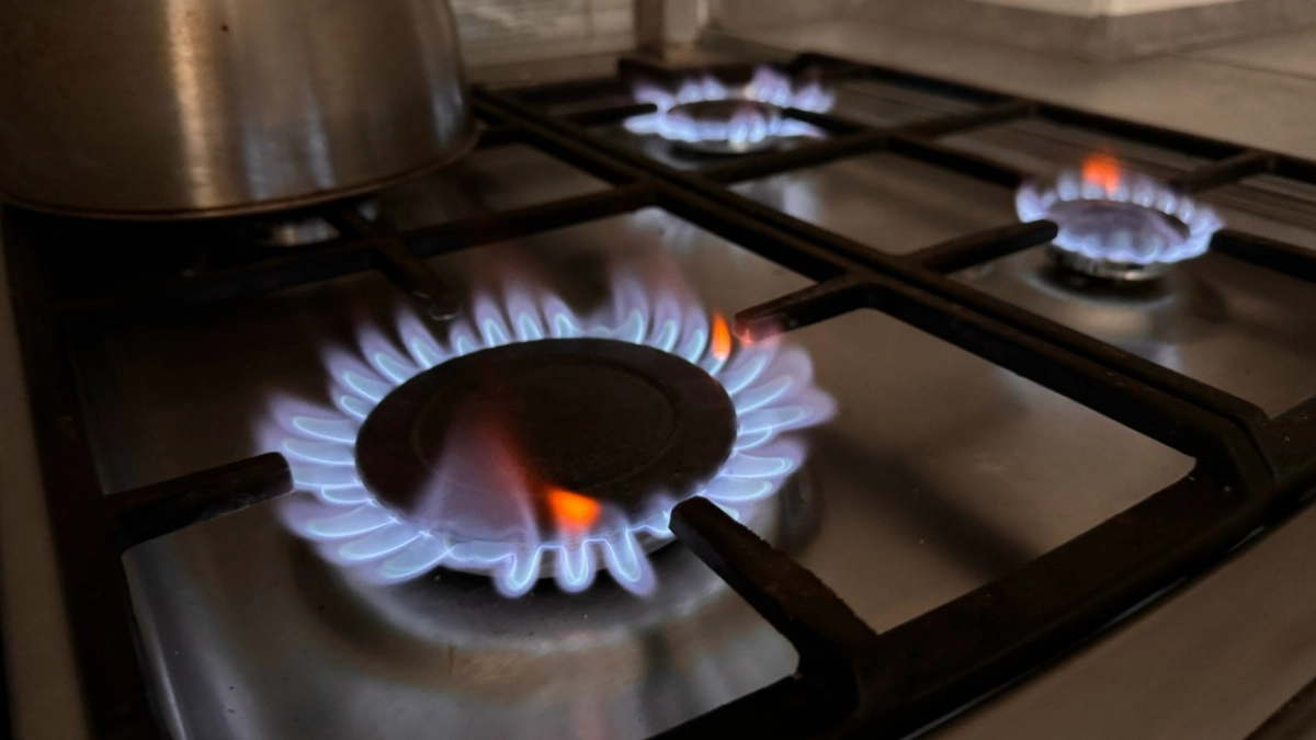 Грязь отвалится даже от самых грязных конфорок: этот способ очищает быстрее, чем любые гели из рекламы