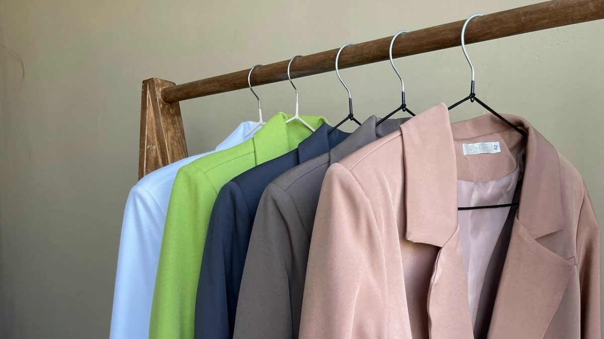 Цвета, которые «стирают» возраст: 5 оттенков для одежды, работающих как фильтр молодости