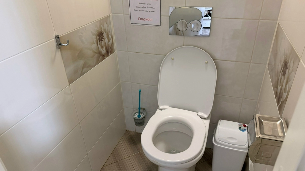 Трюк сантехника, который моментально растворяет неприятный запах в санузле. Пользуюсь теперь и в гостях