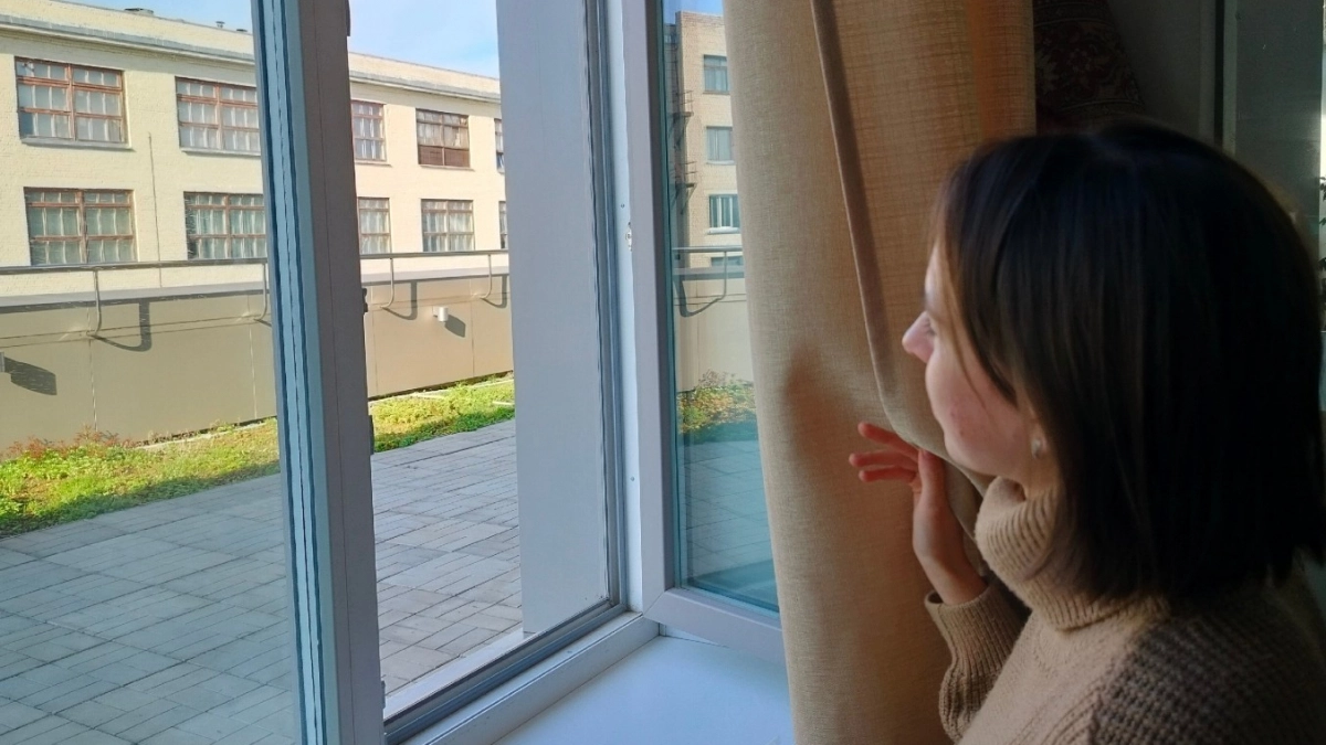 Шторы больше не в почете: ушлые хозяева нашли, чем закрыть окна - с улицы теперь не увидят