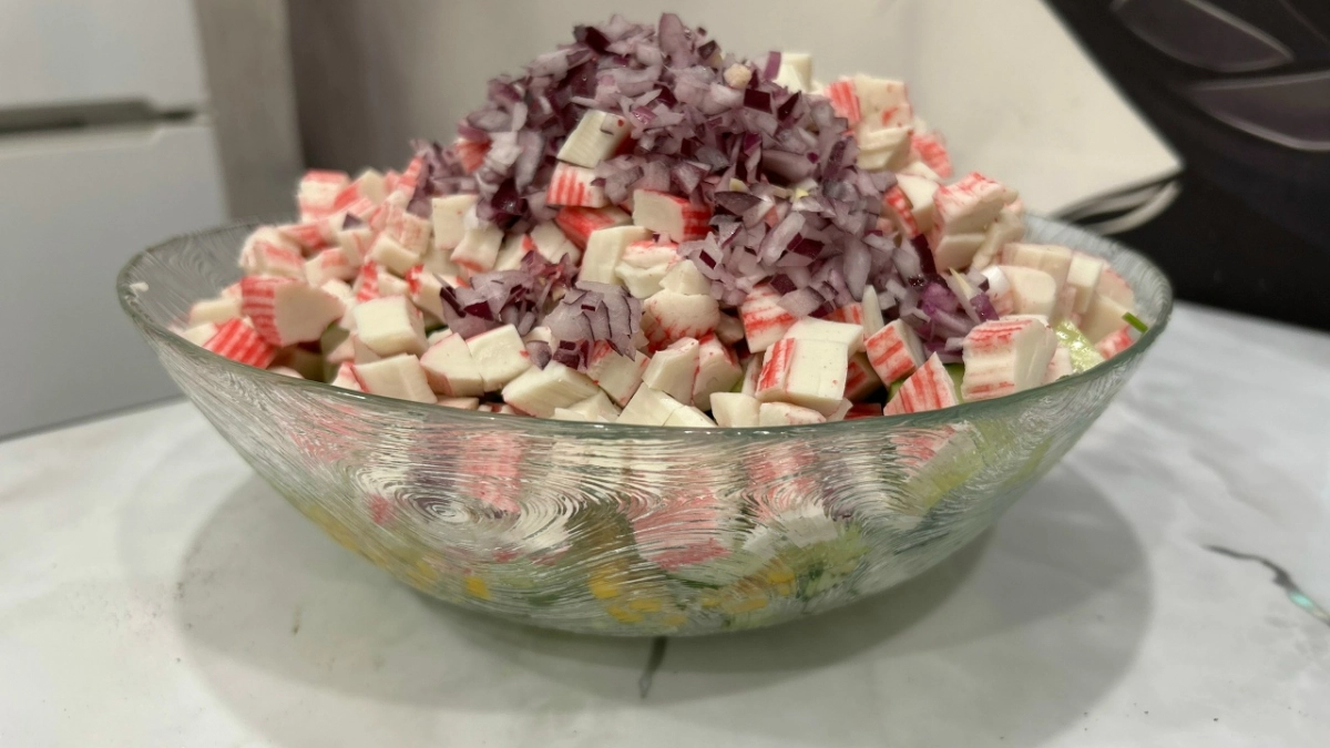 Заливаю крабовые палочки кипятком — гости думают, это элитные морепродукты