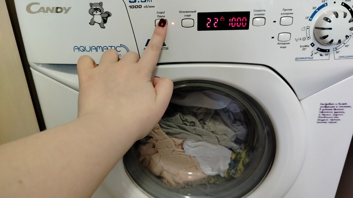 Опытные хозяйки кладут губку в стиралку и проблем не знают: 3 лайфхака в одном