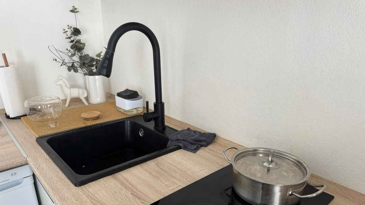 Весенняя уборка кухни к Пасхе: как отмыть раковину, плиту и вытяжку до идеального блеска без химии