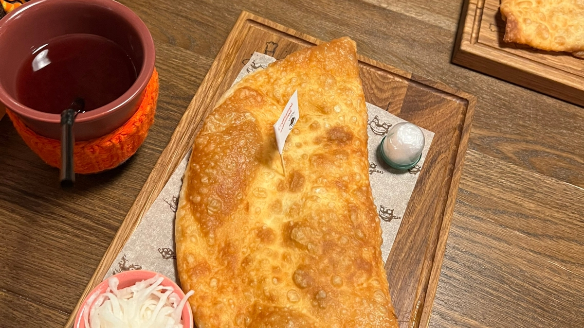 Хруст на весь дом: как приготовить чебуреки с пузырьками и сочной начинкой по ресторанной технологии