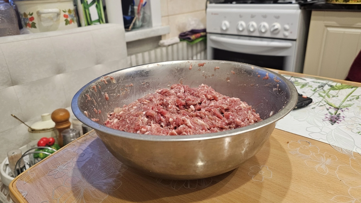 Секрет сочных котлет, о котором молчат повара: натираю яблоко в фарш — и мясо становится нежным и ароматным