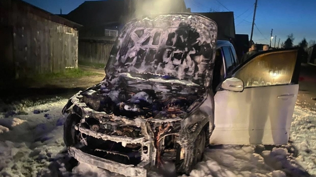 В Котельниче сотрудники МЧС России тушили загоревшуюся машину