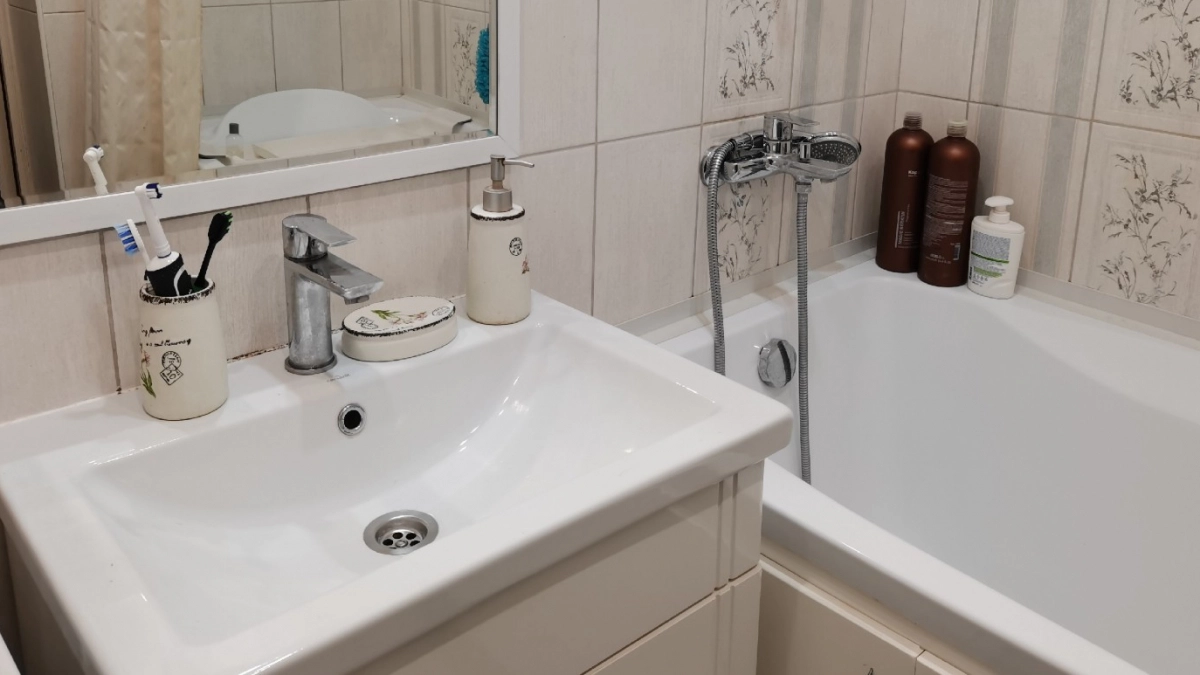 Ставить тумбочки в ванной больше не модно: 4 классных альтернативы, которые освежат интерьер