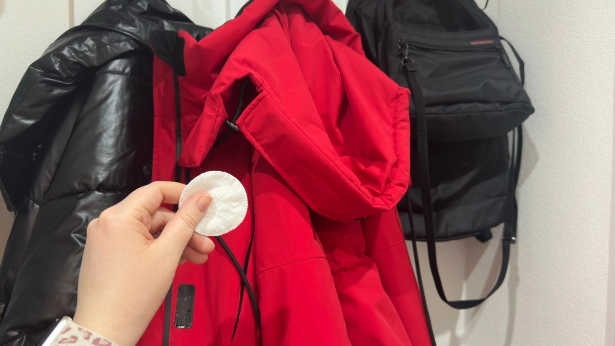 Думала, пуховик можно только выбросить, но одно простое средство спасло его: рассказываю, как оттереть даже застарелое пятно