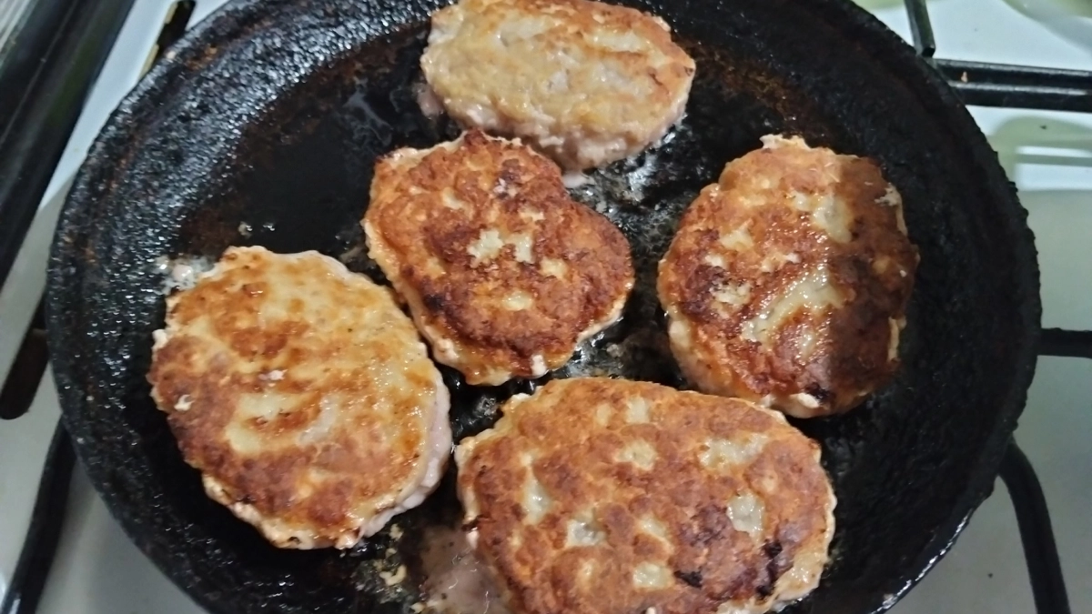 Подслушала рецепт необычно вкусных котлет у знаменитого повара, и теперь родные просят готовить только их