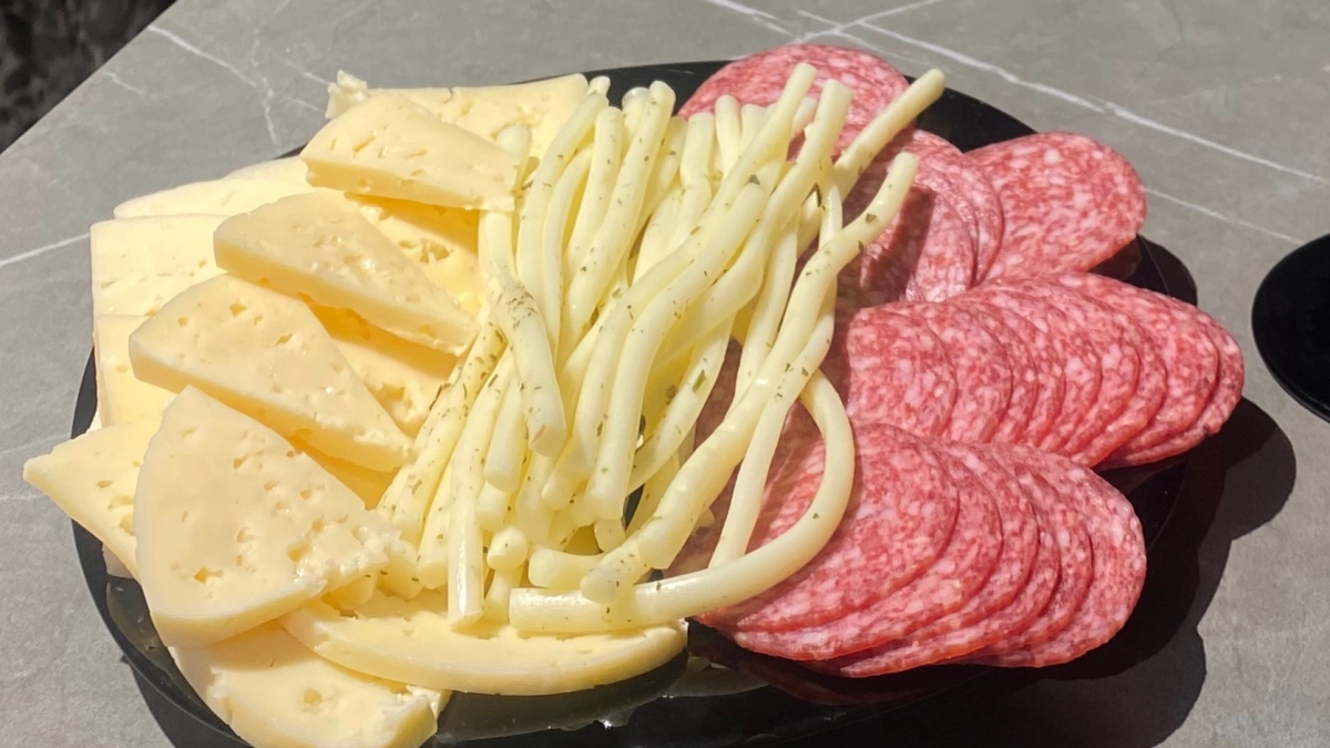 Фермер показал верный способ, как отличить сыр от сырного продукта за 1 минуту