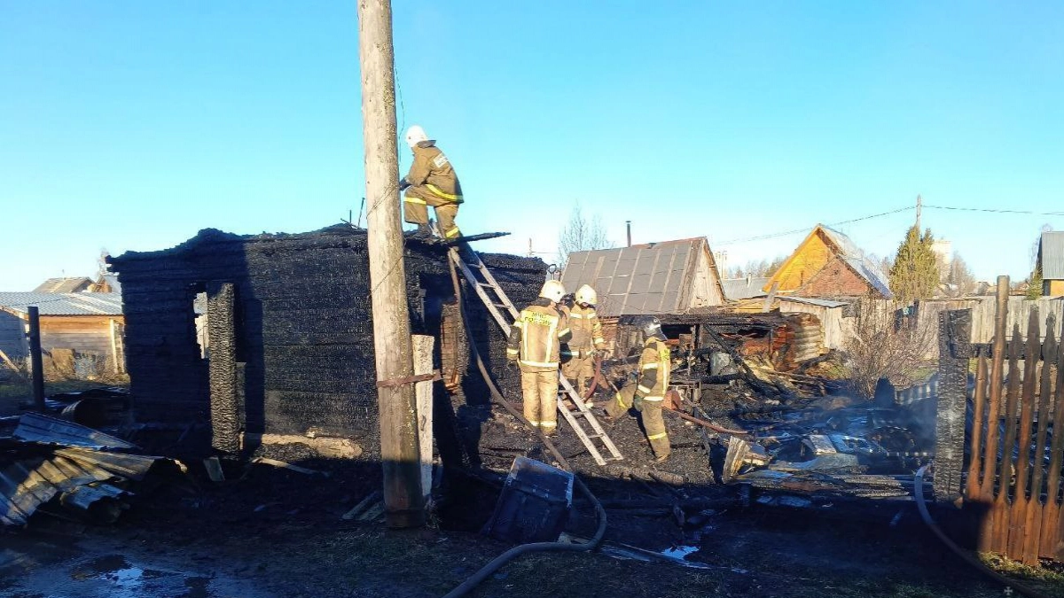 16 спасателей тушили двухквартирный дом в селе под Кирово-Чепецком
