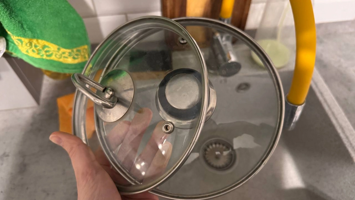 Как отмыть жир на стеклянных крышках за 2 минуты: даже застарелый налёт исчезает на глазах