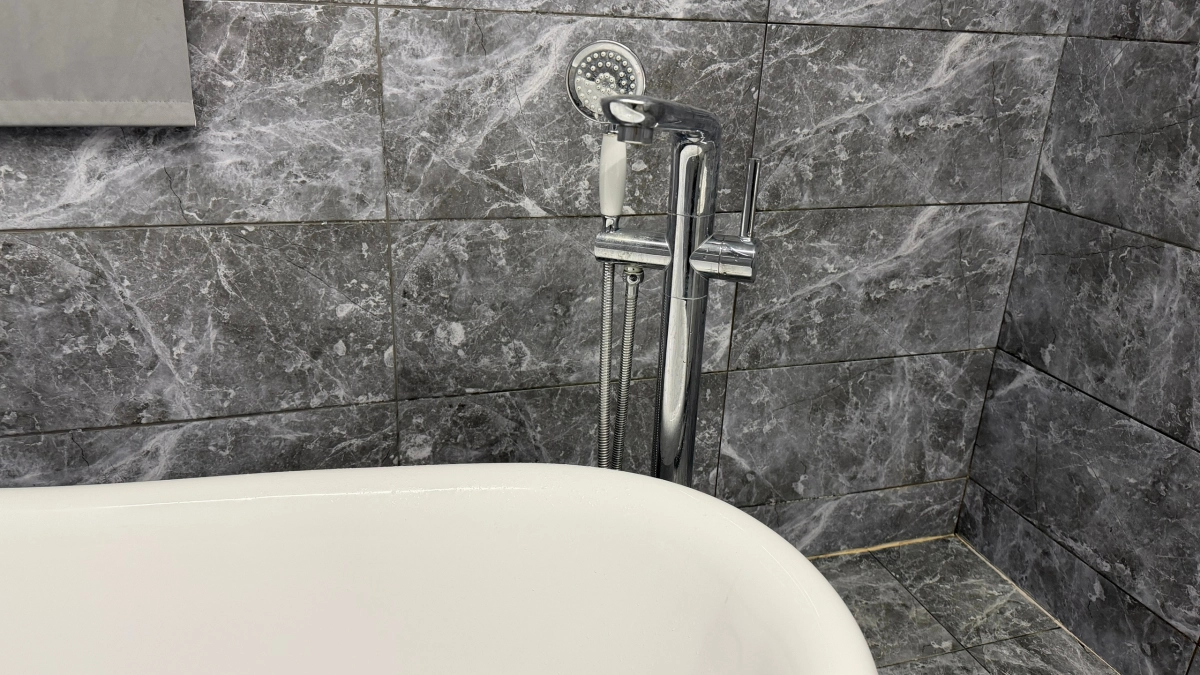 Почему в ванной появляется чёрная плесень и как избавиться от неё без бесконечной уборки