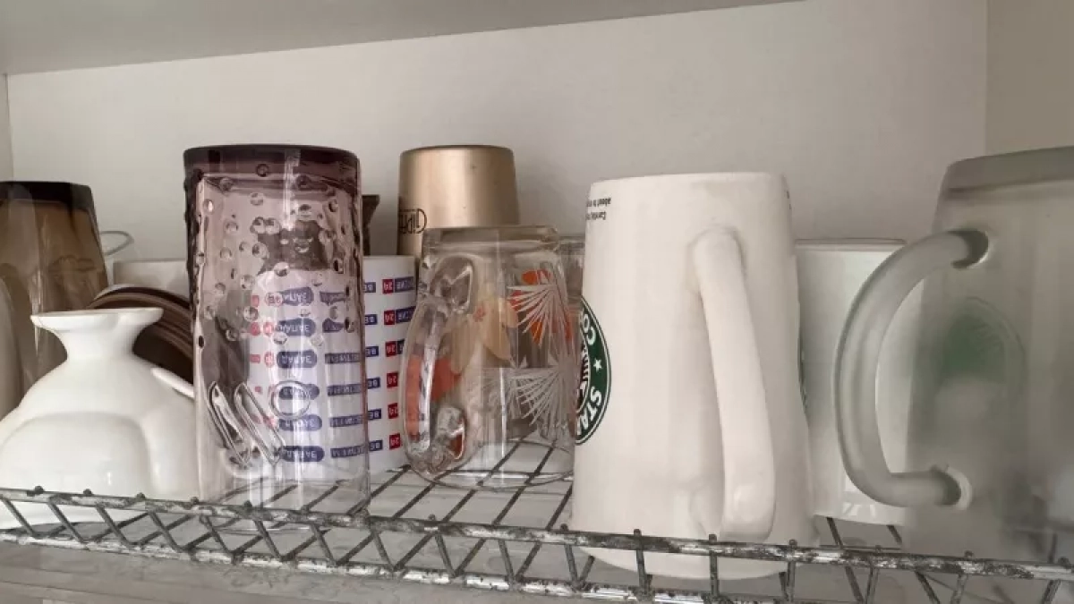 Чем оттереть клей со стекла и пластика без разводов: способы, которые действительно работают