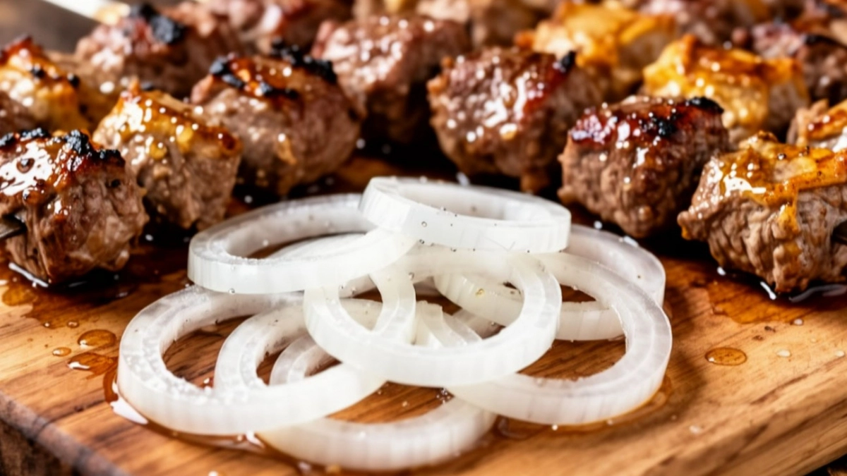 Узнала рецепт маринованного лука в шашлычной Адлера - вкус такой, что пальчики оближешь. Вкуснее мяса