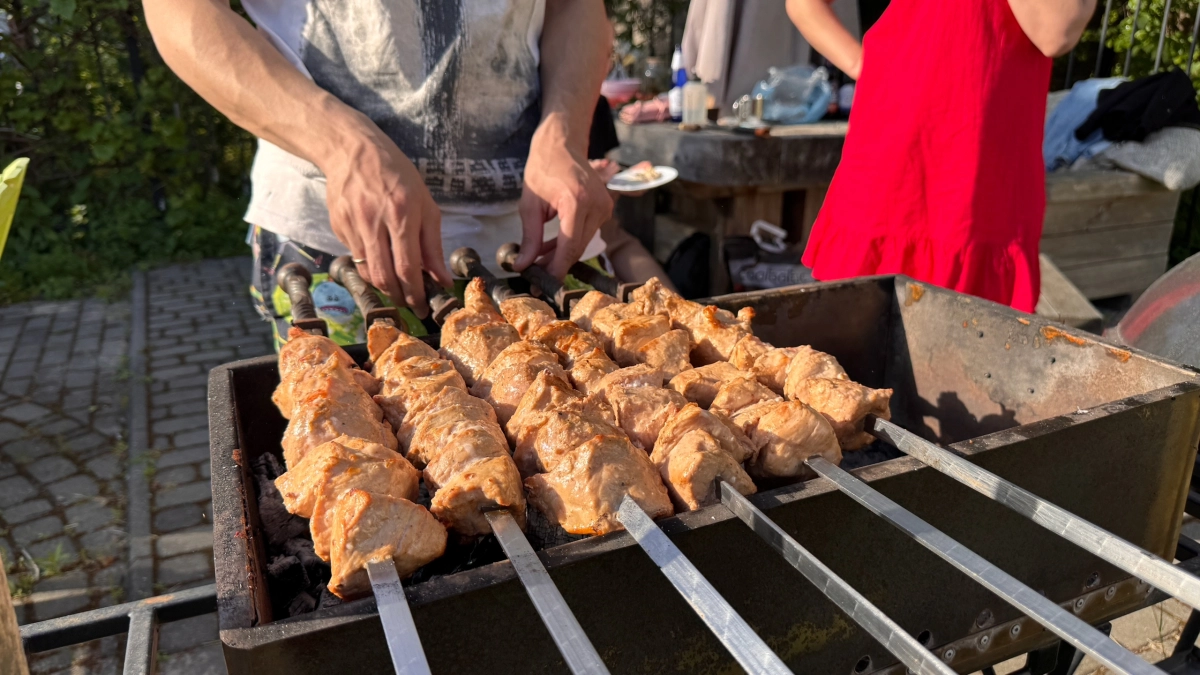 Как мариновали шашлык в СССР: простой рецепт, который работает до сих пор - свинина получается мягкой и сочной