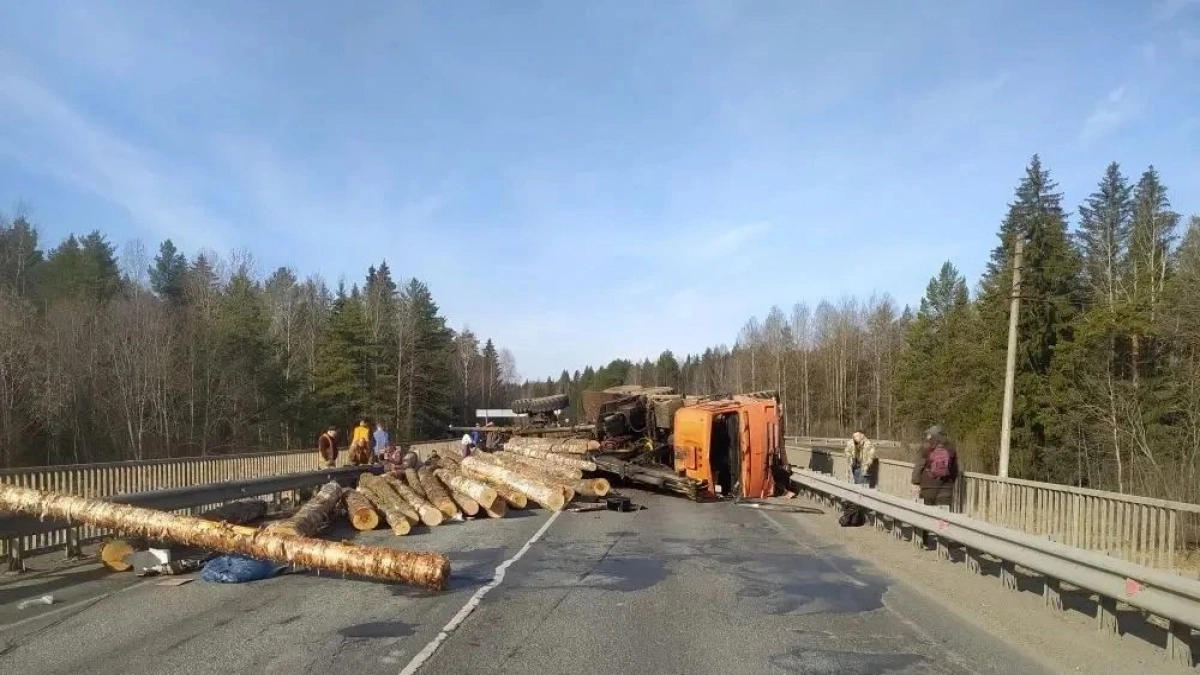 Лесовоз перевернулся и покалечил двух дорожников на трассе под Кировом