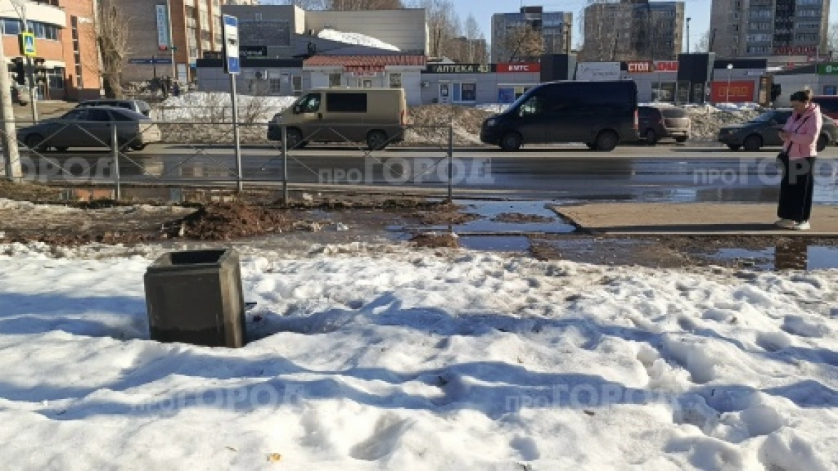 "Остановка на Южном превратилась в забытый остров": чепчане пять месяцев ждут новый павильон 