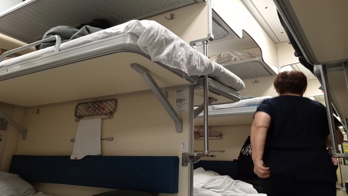 Конфликт верхней и нижней полки в поезде получил решение – и оно удивит тех, кто привык считать нижнее место «личной территорией»
