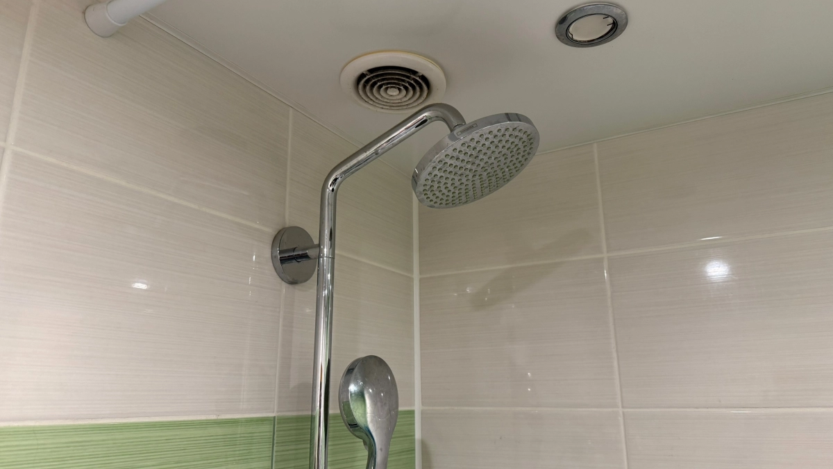 Такая плитка в ванной «сжирает» все пространство: дизайнеры объяснили, что не стоит выбирать в 2026 году