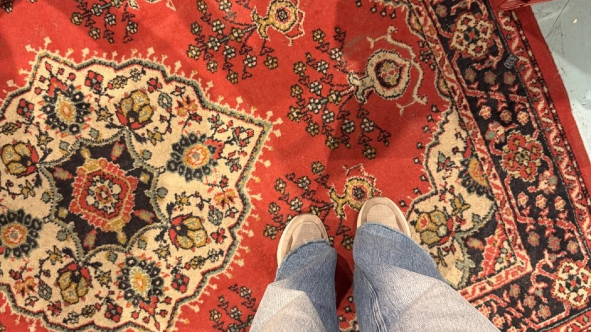 Не покупайте такие ковры в квартиру: они визуально уменьшают пространство и «режут» комнату