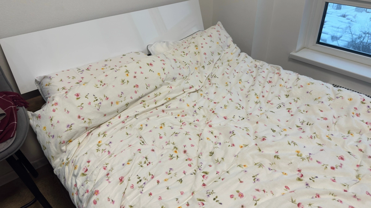 Почему нельзя спать на хлопковых наволочках: дерматолог из США объяснил, как ткань ускоряет появление морщин