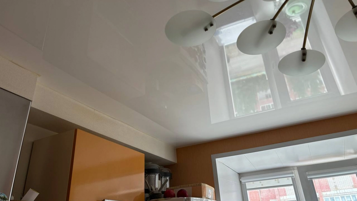 Как помыть потолок: 3 способа для натяжного и окрашенного потолка — без разводов, без химии, без лишних усилий